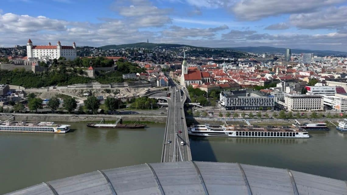 Pohľad na Bratislavu z vyhliadky na Moste SNP s výhľadom na Bratislavský hrad, Staré Mesto a Dunaj.