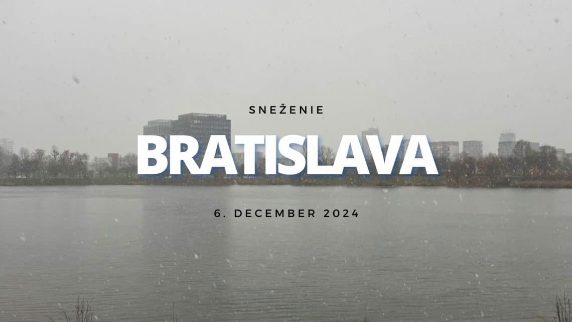 Sneženie v Bratislave dňa 6. decembra 2024 s pohľadom na jazero a mestskú panorámu zahalenú do zimného počasia.