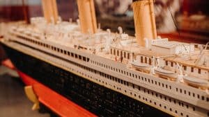 Model lode Titanic so zameraním na detail paluby, komínov a záchranných člnov na svetovej výstave.