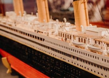 Model lode Titanic so zameraním na detail paluby, komínov a záchranných člnov na svetovej výstave.